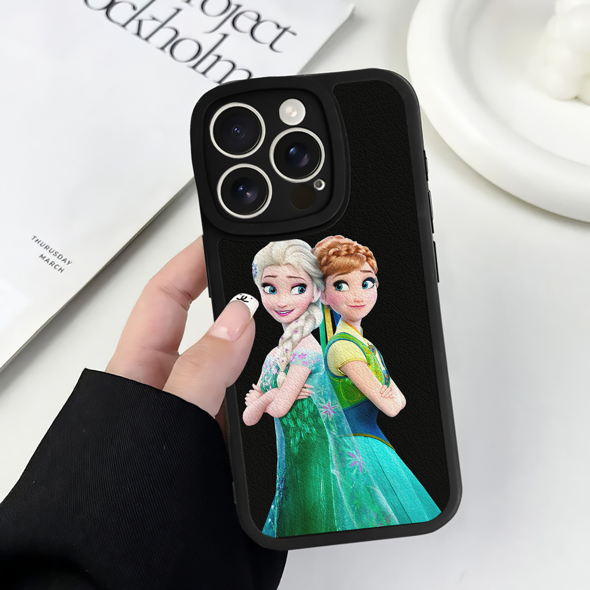 （画像用） アナと雪の女王 アンナ エルサ Frozen Anna Elsa 【iPhone 16シリーズ対応】シリコンスマホケース（レザー調） 材質：シリコン